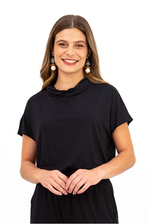 BLUSA-MODELO-MORCEGO-CONFECCIONADA-EM-MALHA-DE-VISCOSE-FLORIDA-COM-ELASTANO.-POSSUI-MAXI-GOLA-E-MEIA-MANGA-QUE-TRAZEM-DESTAQUE-AO-VISUAL-COM-UM-TOQUE-MODERNO.-A-MODELAGEM-AMPLA-PROPORCIONA-LIBERDADE-NOS-MOVIMENTOS-IDEAL-PARA-COMPOR-PRODUCOES-DESCOMPLICADAS-COM-ESTILO.