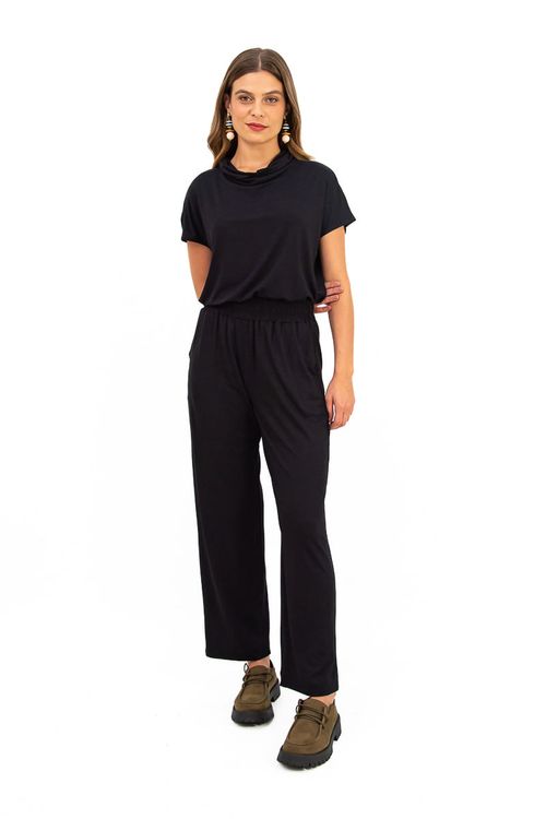 BLUSA-MODELO-MORCEGO-CONFECCIONADA-EM-MALHA-DE-VISCOSE-FLORIDA-COM-ELASTANO.-POSSUI-MAXI-GOLA-E-MEIA-MANGA-QUE-TRAZEM-DESTAQUE-AO-VISUAL-COM-UM-TOQUE-MODERNO.-A-MODELAGEM-AMPLA-PROPORCIONA-LIBERDADE-NOS-MOVIMENTOS-IDEAL-PARA-COMPOR-PRODUCOES-DESCOMPLICADAS-COM-ESTILO.