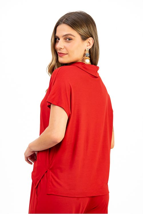 BLUSA-MODELO-MORCEGO-CONFECCIONADA-EM-MALHA-DE-VISCOSE-FLORIDA-COM-ELASTANO.-POSSUI-MAXI-GOLA-E-MEIA-MANGA-QUE-TRAZEM-DESTAQUE-AO-VISUAL-COM-UM-TOQUE-MODERNO.-A-MODELAGEM-AMPLA-PROPORCIONA-LIBERDADE-NOS-MOVIMENTOS-IDEAL-PARA-COMPOR-PRODUCOES-DESCOMPLICADAS-COM-ESTILO.