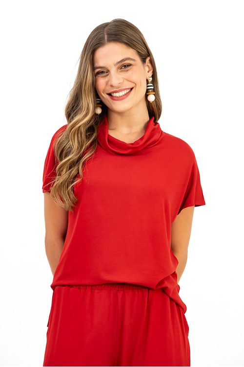 BLUSA-MODELO-MORCEGO-CONFECCIONADA-EM-MALHA-DE-VISCOSE-FLORIDA-COM-ELASTANO.-POSSUI-MAXI-GOLA-E-MEIA-MANGA-QUE-TRAZEM-DESTAQUE-AO-VISUAL-COM-UM-TOQUE-MODERNO.-A-MODELAGEM-AMPLA-PROPORCIONA-LIBERDADE-NOS-MOVIMENTOS-IDEAL-PARA-COMPOR-PRODUCOES-DESCOMPLICADAS-COM-ESTILO.