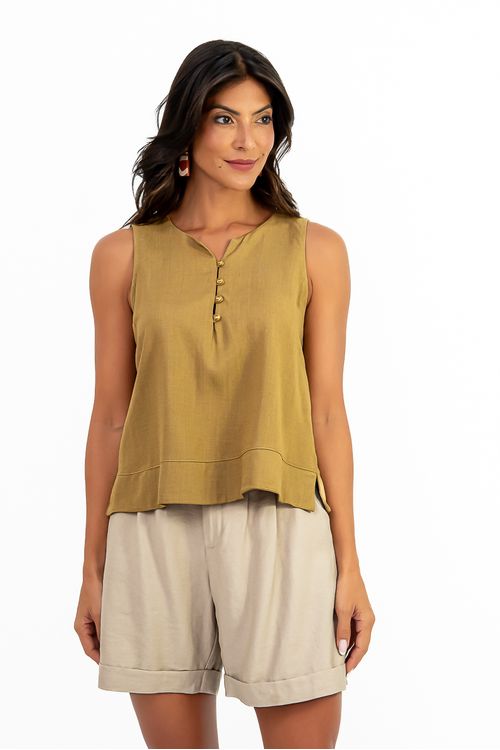 Blusa-Joa-e-confeccionada-em-linho-Amber.-Possui-decote-canoa-com-abertura-em-V-e-botoes-decorativos-pala-dupla-e-pequenas-fendas-laterais-completam-o-visual-com-um-toque-moderno-e-fluido.-Ideal-para-compor-producoes-casuais-ou-refinadas.