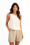 Blusa-Joa-e-confeccionada-em-linho-Amber.-Possui-decote-canoa-com-abertura-em-V-e-botoes-decorativos-pala-dupla-e-pequenas-fendas-laterais-completam-o-visual-com-um-toque-moderno-e-fluido.-Ideal-para-compor-producoes-casuais-ou-refinadas.