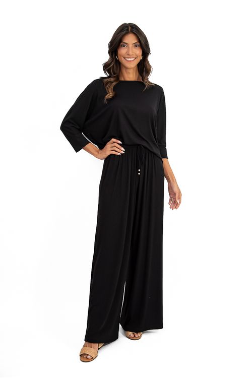 Blusa-modelo-morcego-confeccionada-em-malha-de-viscose-Florida-com-elastano.-Possui-decote-canoa-e-manga-3-4-com-punho.-A-modelagem-ampla-garante-conforto-e-movimento-ideal-para-looks-casuais-com-estilo.