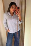 Elegante-e-atual-esta-chemise-e-confeccionada-em-tricoline-100--algodao-com-estampa-de-listras-irregulares.-O-modelo-conta-com-gola-classica-mangas-longas-com-punho-prega-nas-costas-e-barra-fraldada.-Ideal-para-producoes-versateis-que-vao-do-escritorio-ao-passeio-com-muito-estilo-e-conforto.