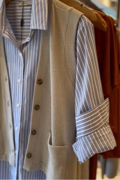 Elegante-e-atual-esta-chemise-e-confeccionada-em-tricoline-100--algodao-com-estampa-de-listras-irregulares.-O-modelo-conta-com-gola-classica-mangas-longas-com-punho-prega-nas-costas-e-barra-fraldada.-Ideal-para-producoes-versateis-que-vao-do-escritorio-ao-passeio-com-muito-estilo-e-conforto.