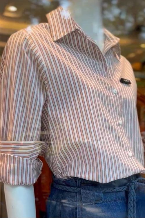 Elegante-e-atual-esta-chemise-e-confeccionada-em-tricoline-100--algodao-com-estampa-de-listras-irregulares.-O-modelo-conta-com-gola-classica-mangas-longas-com-punho-prega-nas-costas-e-barra-fraldada.-Ideal-para-producoes-versateis-que-vao-do-escritorio-ao-passeio-com-muito-estilo-e-conforto.