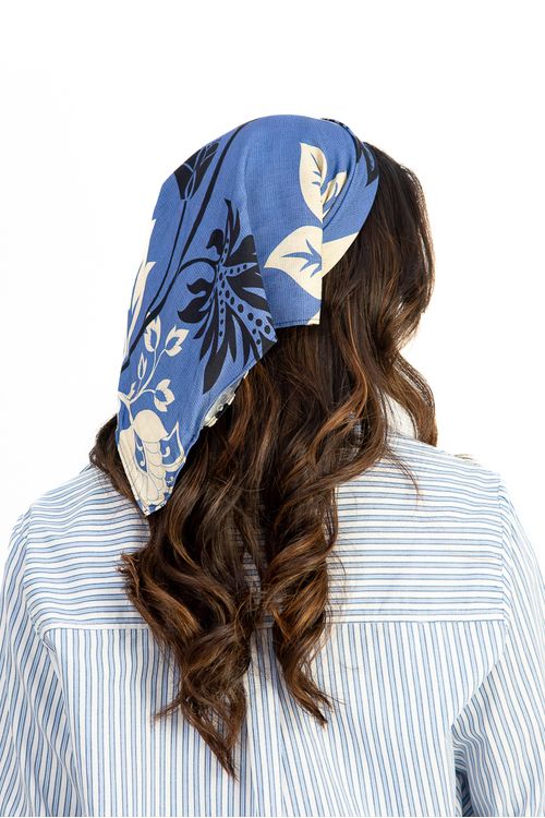 Confeccionado-em-tecido-plano-de-viscose-com-estampa-Lotus-Real-combina-tons-marcantes-com-padronagem-floral-e-barrado-decorativo.-Ideal-para-complementar-producoes-casuais-ou-dar-um-toque-especial-ao-look.