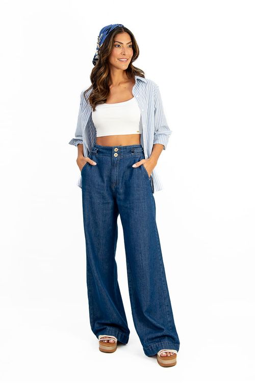 Vista-lateral-da-chemise-listrada-azul-mostrando-a-barra-arredondada-e-a-prega-nas-costas-que-proporciona-caimento-solto