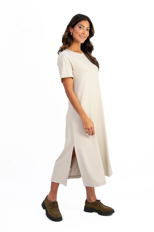 Vestido-midi-baunilha-com-fendas-laterais-decote-canoa-e-meia-manga-dobrada-visto-de-lado.