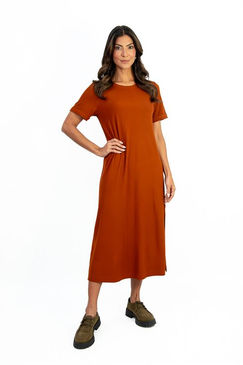 Este-vestido-midi-e-confeccionado-em-malha-de-viscose-Stella-Maris.-Tem-decote-canoa-e-meia-manga-dobrada-valoriza-o-colo-e-os-bracos-com-sutileza.-As-fendas-laterais-adicionam-movimento-e-um-toque-moderno-a-silhueta.