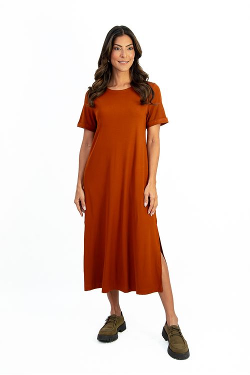 Este-vestido-midi-e-confeccionado-em-malha-de-viscose-Stella-Maris.-Tem-decote-canoa-e-meia-manga-dobrada-valoriza-o-colo-e-os-bracos-com-sutileza.-As-fendas-laterais-adicionam-movimento-e-um-toque-moderno-a-silhueta.