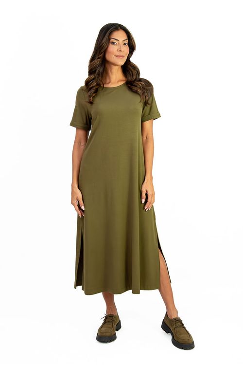 Este-vestido-midi-e-confeccionado-em-malha-de-viscose-Stella-Maris.-Tem-decote-canoa-e-meia-manga-dobrada-valoriza-o-colo-e-os-bracos-com-sutileza.-As-fendas-laterais-adicionam-movimento-e-um-toque-moderno-a-silhueta.
