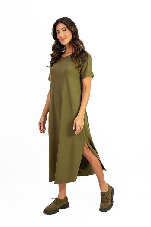 Este-vestido-midi-e-confeccionado-em-malha-de-viscose-Stella-Maris.-Tem-decote-canoa-e-meia-manga-dobrada-valoriza-o-colo-e-os-bracos-com-sutileza.-As-fendas-laterais-adicionam-movimento-e-um-toque-moderno-a-silhueta.