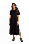 Este-vestido-midi-e-confeccionado-em-malha-de-viscose-Stella-Maris.-Tem-decote-canoa-e-meia-manga-dobrada-valoriza-o-colo-e-os-bracos-com-sutileza.-As-fendas-laterais-adicionam-movimento-e-um-toque-moderno-a-silhueta.