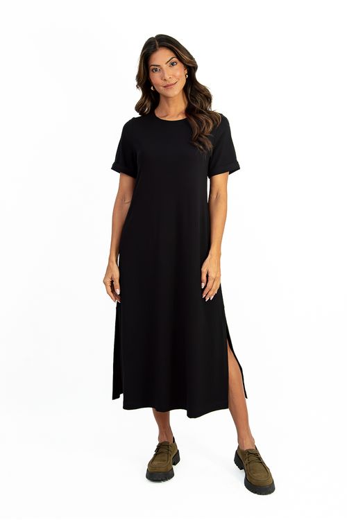 Este-vestido-midi-e-confeccionado-em-malha-de-viscose-Stella-Maris.-Tem-decote-canoa-e-meia-manga-dobrada-valoriza-o-colo-e-os-bracos-com-sutileza.-As-fendas-laterais-adicionam-movimento-e-um-toque-moderno-a-silhueta.