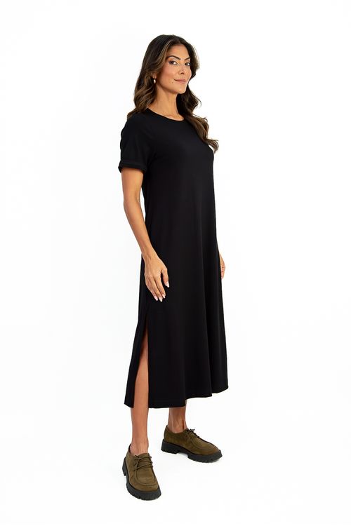 Este-vestido-midi-e-confeccionado-em-malha-de-viscose-Stella-Maris.-Tem-decote-canoa-e-meia-manga-dobrada-valoriza-o-colo-e-os-bracos-com-sutileza.-As-fendas-laterais-adicionam-movimento-e-um-toque-moderno-a-silhueta.
