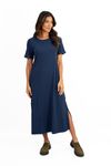 Este-vestido-midi-e-confeccionado-em-malha-de-viscose-Stella-Maris.-Tem-decote-canoa-e-meia-manga-dobrada-valoriza-o-colo-e-os-bracos-com-sutileza.-As-fendas-laterais-adicionam-movimento-e-um-toque-moderno-a-silhueta.