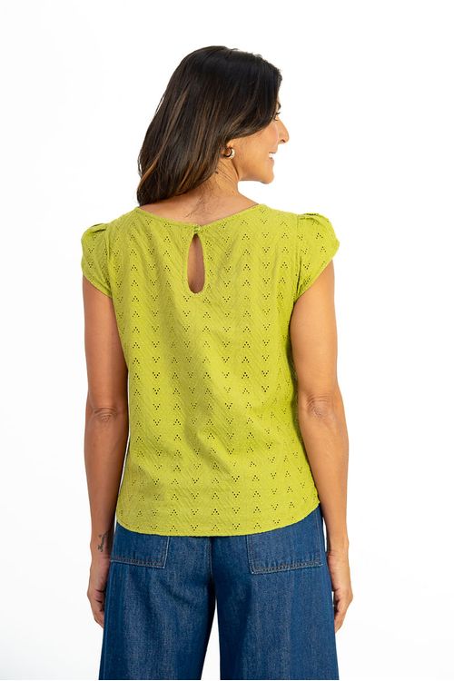 Blusa-confeccionada-em-tecido-plano-de-laise-100--algodao-com-textura-chevron-tem-decote-canoa-com-pregas-detalhe-em-gota-na-frente-e-nas-costas-e-Mangas-no-estilo-tulipa.-Perfeita-para-compor-looks-leves-e-elegantes.