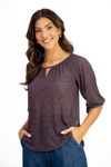 Blusa-confeccionada-em-malha-plissada-com-estampa-Malu.-Possui-decote-canoa-com-gota-em-V-e-manga-3-4-bufante-com-elastico-no-punho.-O-visual-combina-leveza-e-feminilidade-ideal-para-producoes-casuais-com-estilo.-Composicao--100--poliester.