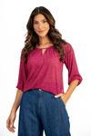 Blusa-confeccionada-em-malha-plissada-com-estampa-Malu.-Possui-decote-canoa-com-gota-em-V-e-manga-3-4-bufante-com-elastico-no-punho.-O-visual-combina-leveza-e-feminilidade-ideal-para-producoes-casuais-com-estilo.-Composicao--100--poliester.