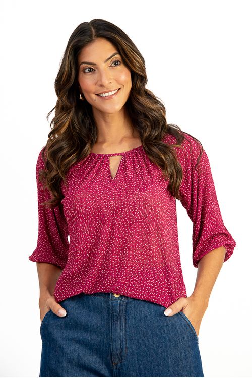 Blusa-confeccionada-em-malha-plissada-com-estampa-Malu.-Possui-decote-canoa-com-gota-em-V-e-manga-3-4-bufante-com-elastico-no-punho.-O-visual-combina-leveza-e-feminilidade-ideal-para-producoes-casuais-com-estilo.-Composicao--100--poliester.