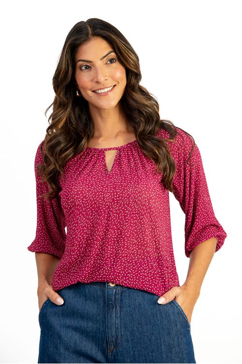 Blusa-confeccionada-em-malha-plissada-com-estampa-Malu.-Possui-decote-canoa-com-gota-em-V-e-manga-3-4-bufante-com-elastico-no-punho.-O-visual-combina-leveza-e-feminilidade-ideal-para-producoes-casuais-com-estilo.-Composicao--100--poliester.
