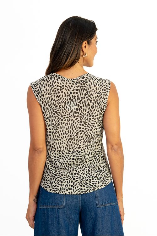 Blusa-sem-manga-em-malha-plissada-de-poliester-com-estampa-Lince.-Tem-decote-canoa-ombro-largo-e-franzido-ideal-para-visuais-leves-e-femininos