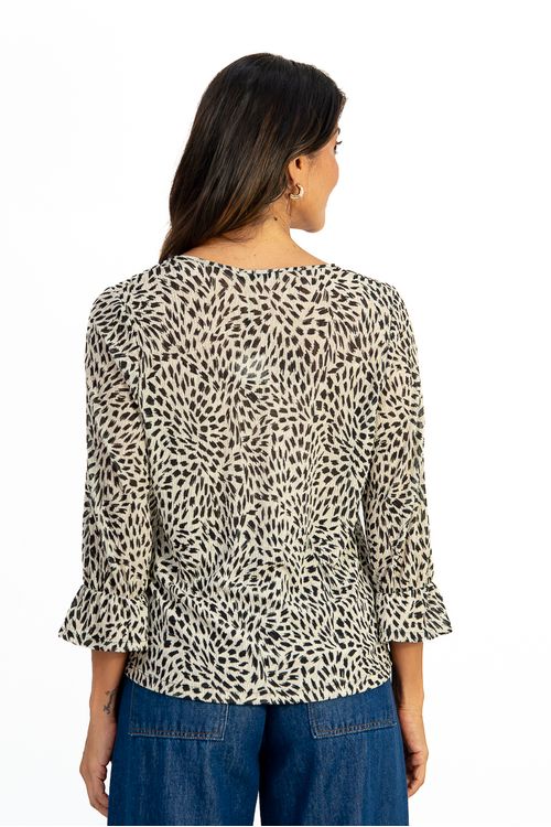 Blusa-feita-em-malha-plissada-de-poliester-com-estampa-Lince.-Tem-decote-em-V-recorte-franzido-no-ombro-a-mangas-7-8-tem-elastico-e-acabamento-em-babado.-Ideal-para-looks-casuais-com-um-toque-refinado.