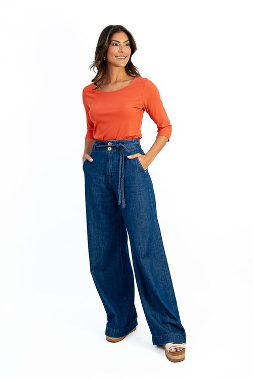 Blusa-basica-ceramica-com-decote-canoa-e-mangas-3-4-combinada-com-calca-jeans.