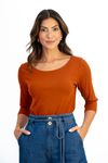 Blusa-basica-feminina-em-viscose-com-elastano-decote-canoa-e-manga-3-4.-Conforto-estilo-e-versatilidade-para-o-dia-a-dia.