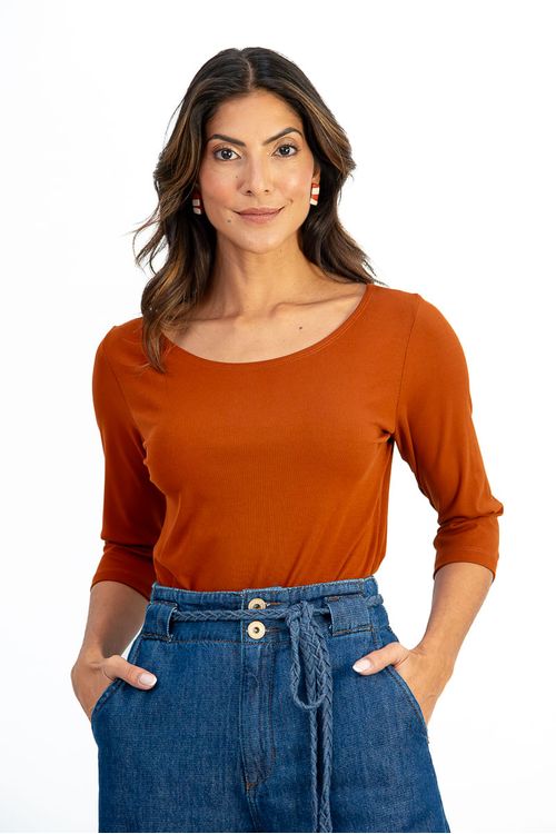 Blusa-basica-feminina-em-viscose-com-elastano-decote-canoa-e-manga-3-4.-Conforto-estilo-e-versatilidade-para-o-dia-a-dia.