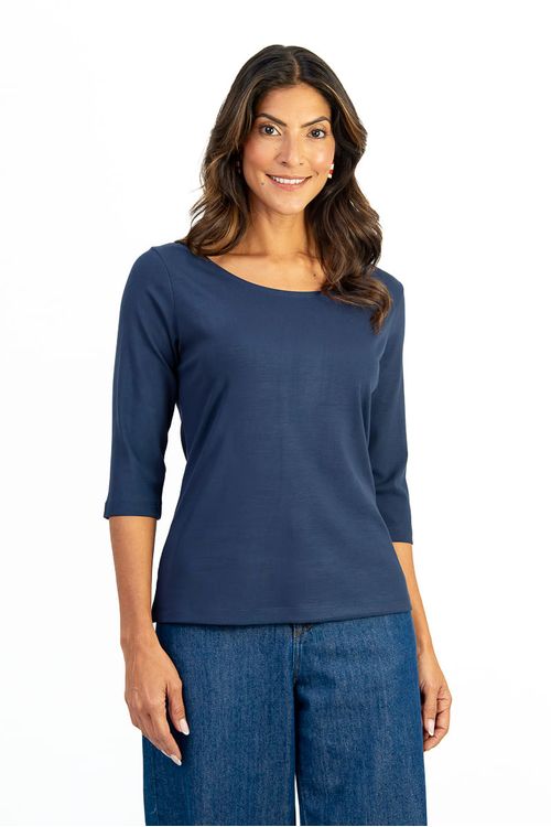 Blusa-basica-feminina-em-viscose-com-elastano-decote-canoa-e-manga-3-4.-Conforto-estilo-e-versatilidade-para-o-dia-a-dia.