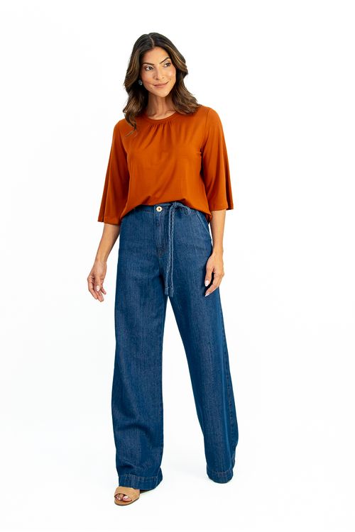 Blusa-em-malha-de-viscose-Visup-com-decote-U-franzido.-Manga-3-4-sino-valoriza-o-visual-com-leveza e feminilidade.