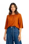 Blusa-em-malha-de-viscose-Visup-com-decote-U-franzido.-Manga-3-4-sino-valoriza-o-visual-com-leveza e feminilidade.