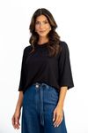 Blusa-em-malha-de-viscose-Visup-com-decote-U-franzido.-Manga-3-4-sino-valoriza-o-visual-com-leveza e feminilidade.