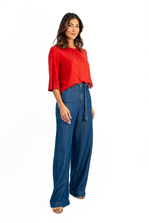 Blusa-em-malha-de-viscose-Visup-com-decote-U-franzido.-Manga-3-4-sino-valoriza-o-visual-com-leveza e feminilidade.