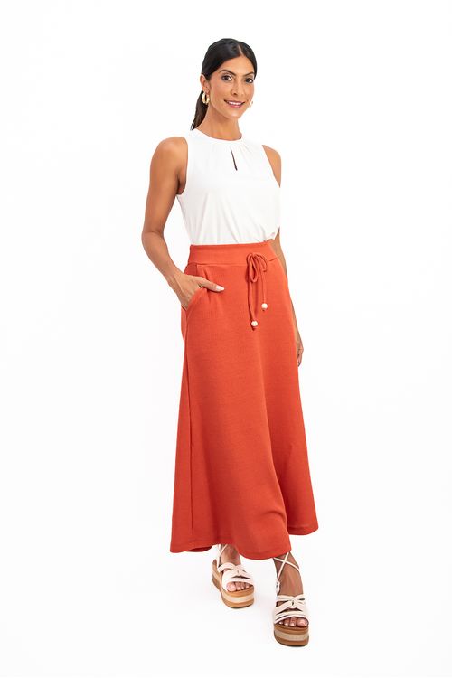 Saia-midi-sereia-em-malha-Heritage-com-cos-elastico-amarracao-frontal-com-detalhe-em-resina-e-bolsos-faca.-Conforto-com-sofisticacao.