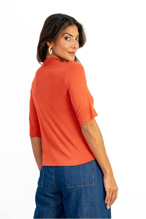 Blusa-meia-manga-glamour-ceramica-confeccionada-em-malha-viscose-tricot-versace-com-elastano-possui-gola-alta-e-design-moderno