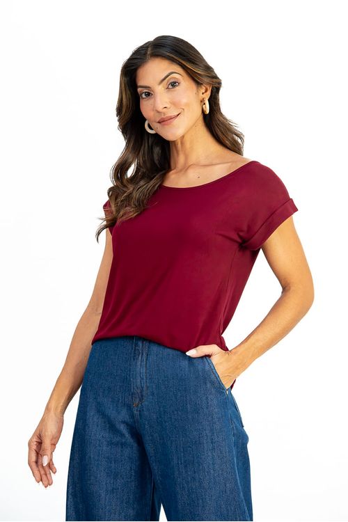 Blusa-morcego-em-viscose-florida-com-decote-canoa-e-manga-dobrada.-Leve-estilosa-e-ideal-para-um-look-casual-cheio-de-charme.
