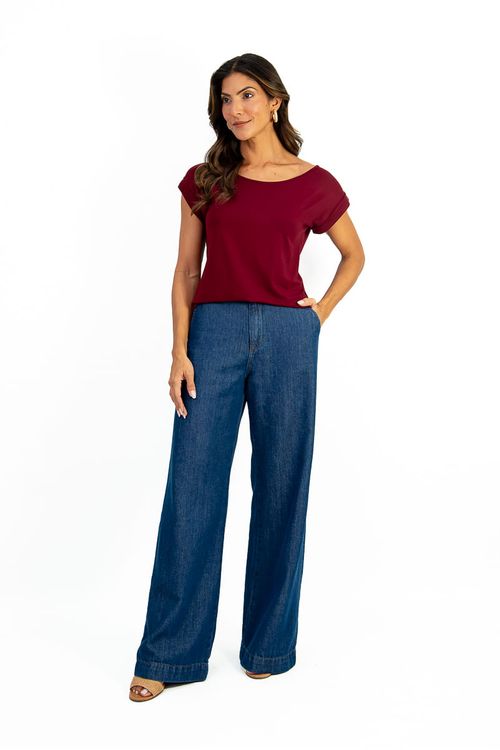 Blusa-morcego-em-viscose-florida-com-decote-canoa-e-manga-dobrada.-Leve-estilosa-e-ideal-para-um-look-casual-cheio-de-charme.