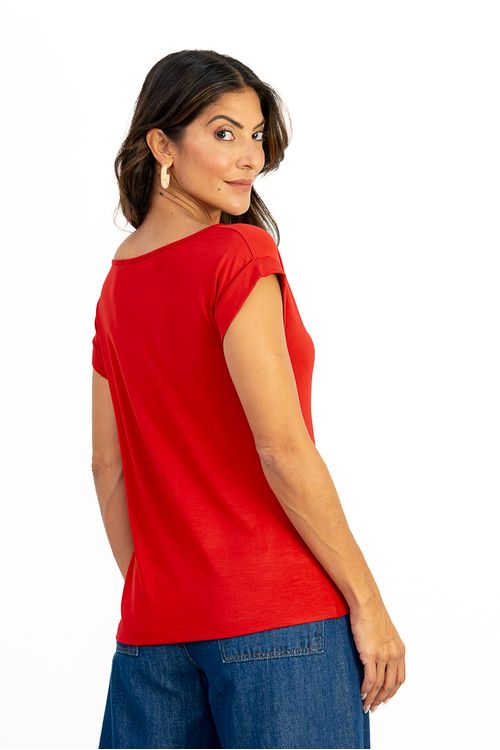 Blusa-morcego-em-viscose-florida-com-decote-canoa-e-manga-dobrada.-Leve-estilosa-e-ideal-para-um-look-casual-cheio-de-charme.