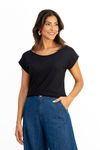Blusa-morcego-em-viscose-florida-com-decote-canoa-e-manga-dobrada.-Leve-estilosa-e-ideal-para-um-look-casual-cheio-de-charme.
