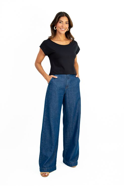 Blusa-morcego-em-viscose-florida-com-decote-canoa-e-manga-dobrada.-Leve-estilosa-e-ideal-para-um-look-casual-cheio-de-charme.