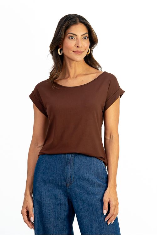 Blusa-morcego-em-viscose-florida-com-decote-canoa-e-manga-dobrada.-Leve-estilosa-e-ideal-para-um-look-casual-cheio-de-charme.
