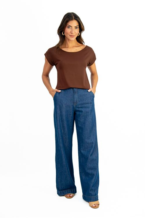 Blusa-morcego-em-viscose-florida-com-decote-canoa-e-manga-dobrada.-Leve-estilosa-e-ideal-para-um-look-casual-cheio-de-charme.