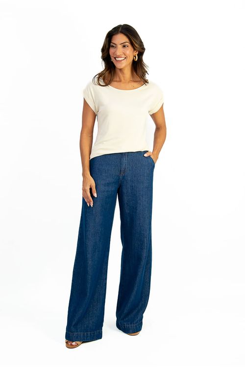 Blusa-manga-dobrada-baunilha-com-decote-canoa-e-modelagem-fluida-vista-completa.