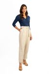 Calca-de-alfaiataria-bege-com-faixa-para-amarracao-bolsos-funcionais-e-pregas-frontais-ideal-para-looks-elegantes-e-confortaveis.