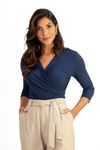Blusa-em-malha-de-viscose-Stella-Maris-com-decote-transpassado-mangas-3-4-e-detalhe-franzido-nos-ombros.-Conforto-e-estilo-em-uma-peca-versatil-e-elegant