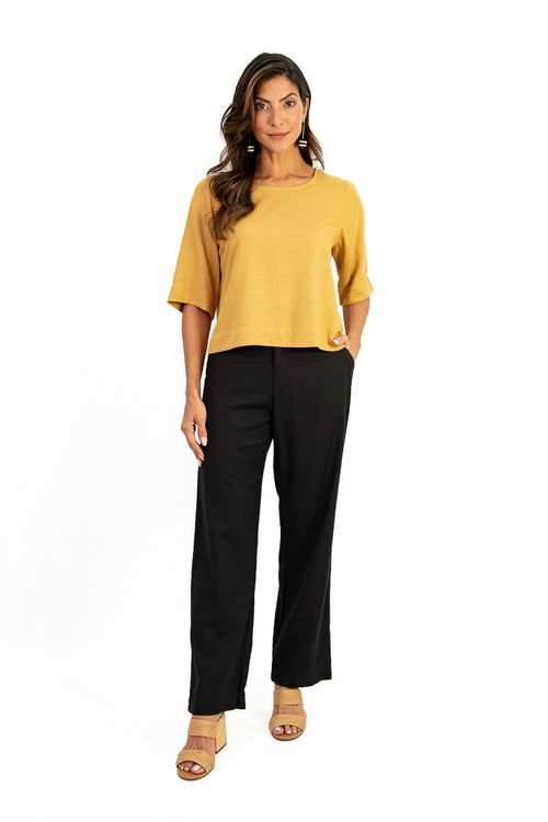 Blusa-em-linho-Amber-com-decote-V-botoes-frontais-e-meia-manga.-Detalhe-de-pala-nas-costas-e-aberturas-laterais-trazem-leveza-e-sofisticacao.