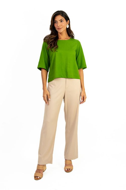 Blusa-em-linho-Amber-com-decote-V-botoes-frontais-e-meia-manga.-Detalhe-de-pala-nas-costas-e-aberturas-laterais-trazem-leveza-e-sofisticacao.